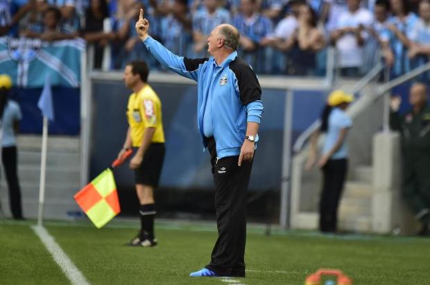 Felipão dá nó tático em Abel e chama goleada