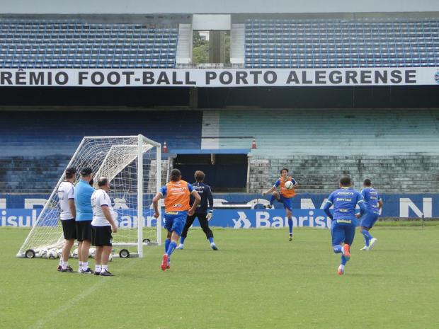 Giuliano treina com bola e é opção contra o Criciúma