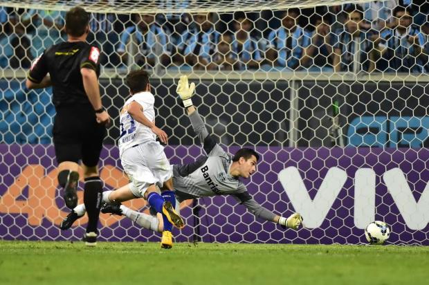 Grêmio perde de virada na Arena para o Cruzeiro e fica fora do G-4