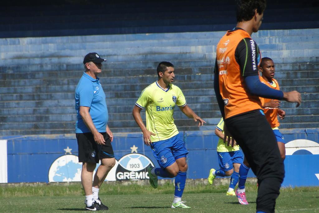 Felipão testa time do Grêmio com Alán Ruiz no lugar de Luan