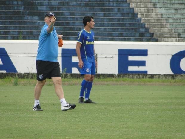 Riveros ou Walace: a dúvida de Felipão para pegar o Bahia