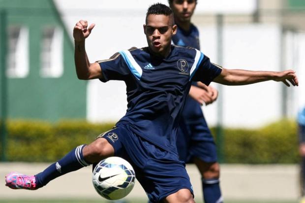 Lateral-esquerdo Juninho, do Palmeiras, é observado pelo Grêmio