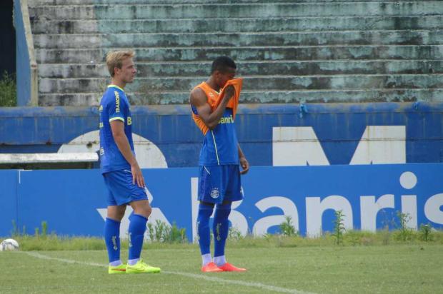 Aos 19 anos, lateral Marcelo Hermes é novidade em treino do Grêmio