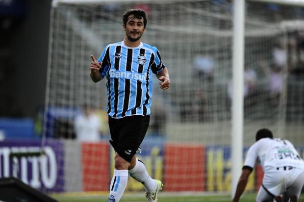 Com remuneração por metas, Grêmio encaminha acerto por um ano com Douglas
