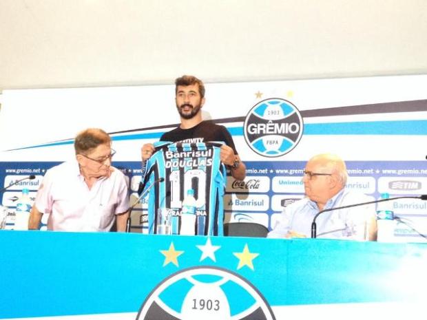Douglas assume responsabilidade de ser o armador do Grêmio em 2015