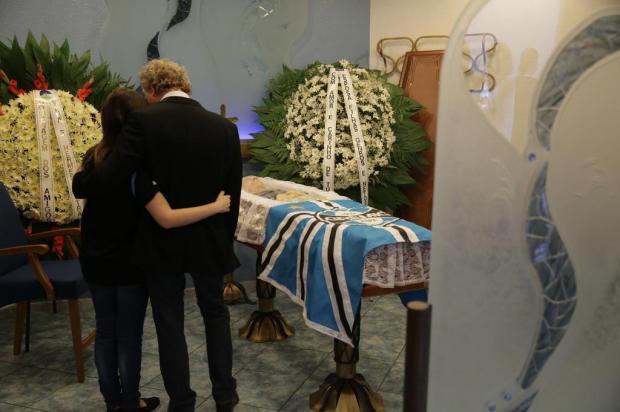 Amigos e familiares se despedem de Túlio Macedo