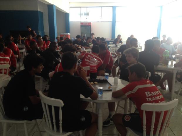 Em palestra organizada pelos clubes, times sub-14 de Grêmio e Inter se reencontram após briga