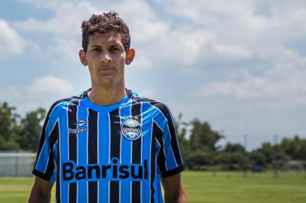 Grêmio vende zagueiro da base, e dinheiro vai para o Flamengo