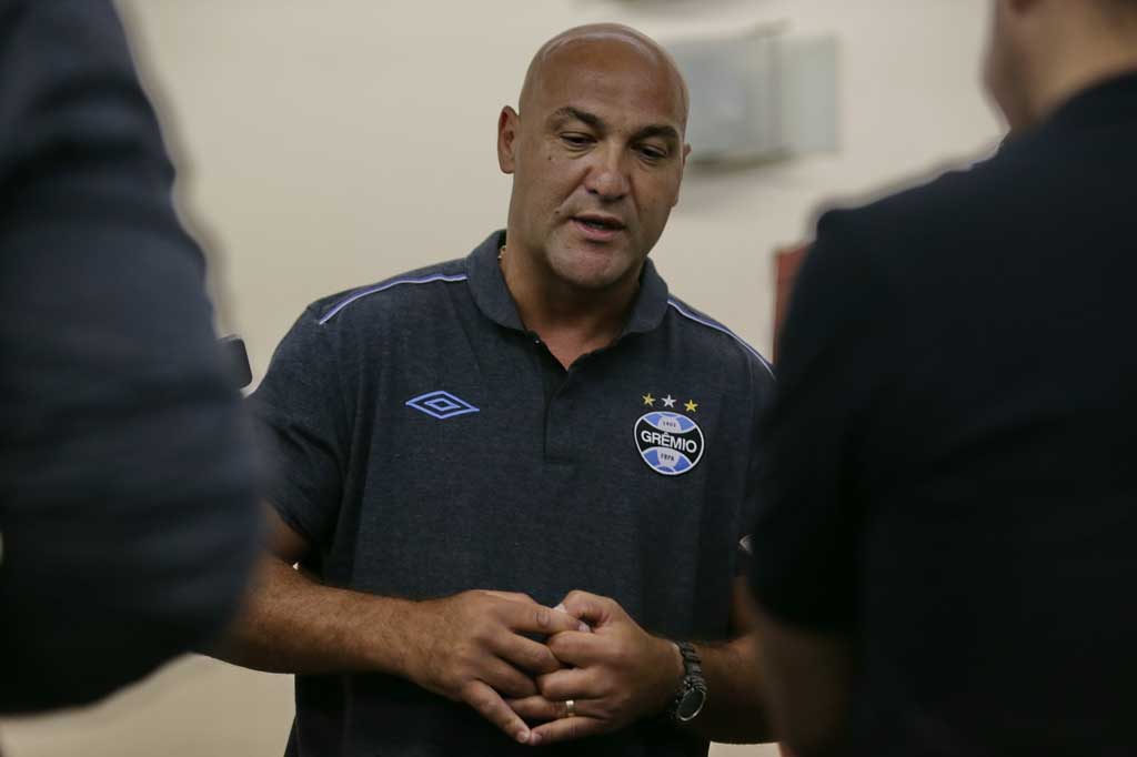 Preparador de goleiros do Grêmio vê Neuer como exemplo e elogia Marcelo Grohe: Melhorou bastante