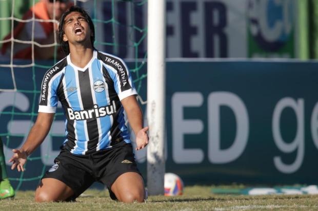 Na possível despedida de Moreno, centroavante marca e Grêmio vence o Avenida por 3 a 1