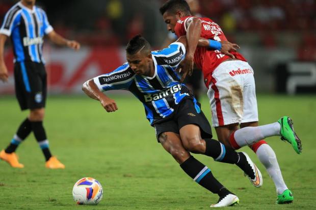 Walace sofre lesão no tornozelo e desfalca o Grêmio por um mês