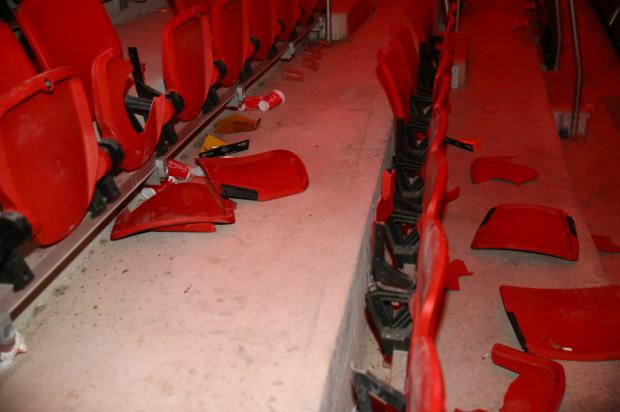 Colorados destruíram tantas cadeiras quanto gremistas no Gre-Nal da Paz