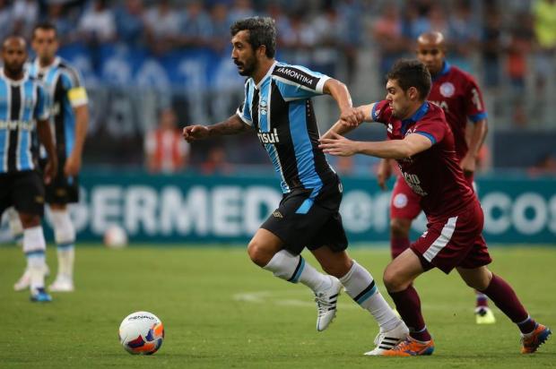 Com gol olímpico de Douglas, Grêmio vence o Caxias na Arena