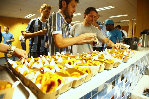 Grêmio distribui anéis de cebola na apresentação de Cristian Rodríguez