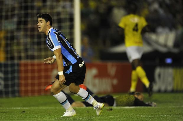 Giuliano marca, Grêmio vence Ypiranga e sobe para terceiro