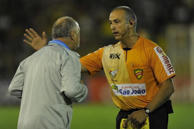 Felipão não aparece, e Murtosa critica arbitragem em coletiva