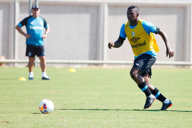 Em treino de reservas, Felipão dá atenção especial para Yuri Mamute