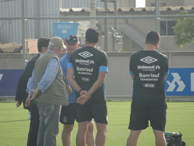 Conversa entre direção e comissão técnica marca treino do Grêmio