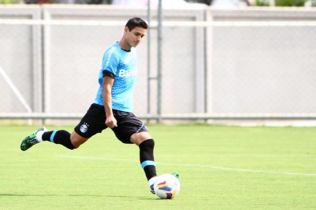 Matías prega atenção com a bola aérea do Juventude