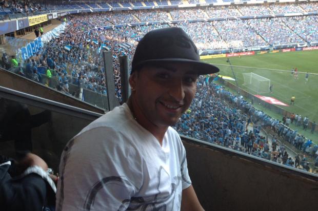FOTO: Alán Ruiz acompanha Gre-Nal na Arena ao lado da família