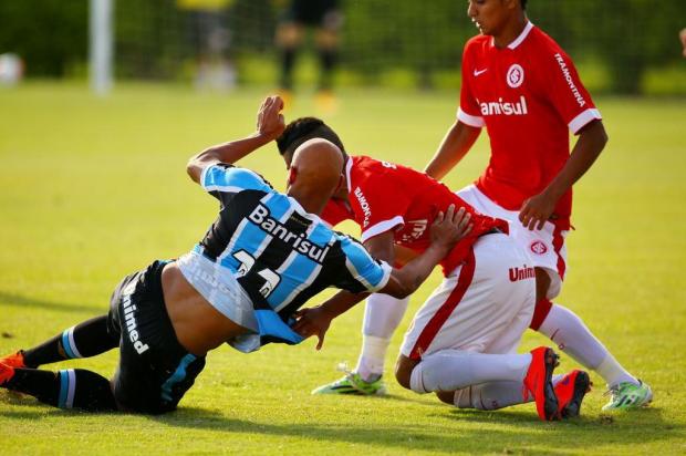 Cheio de polêmicas e cartões, Gre-Nal da base termina empatado