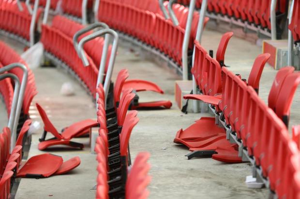 Torcida do Grêmio quebra 215 cadeiras do Beira-Rio e prejuízo total ficará em cerca de R$ 100 mil