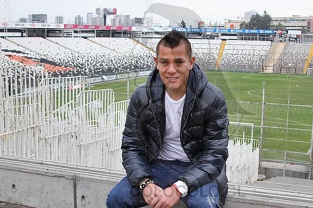 Grêmio oferece salário de R$ 150 mil ao atacante chileno Carlos Muñoz
