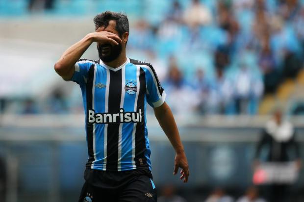 Wianey Carlet: o que o Felipão deve fazer com Douglas?