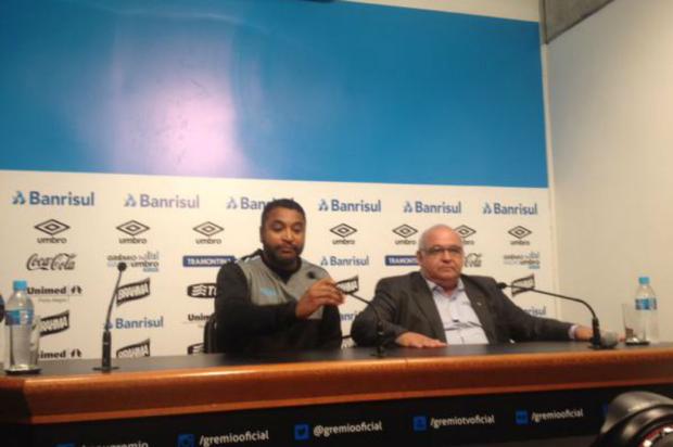 Roger é apresentado pelo Grêmio: Podemos reviver muitas alegrias