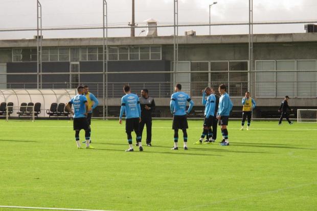 Em treino sem definição no ataque, Roger foca atenção na defesa