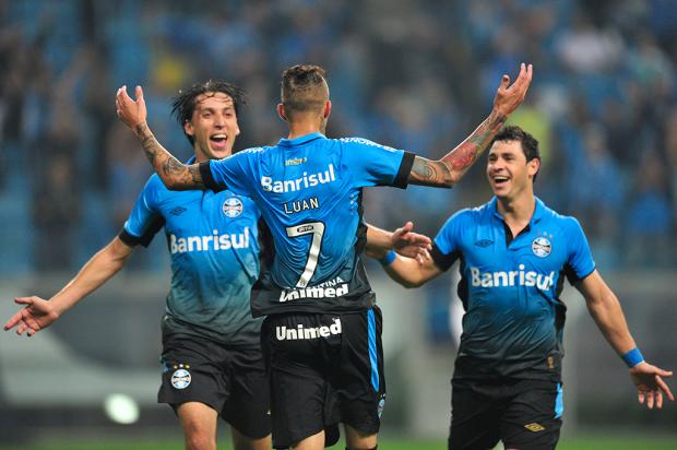 Com dois gols em quatro minutos, Grêmio vence o Corinthians por 3 a 1