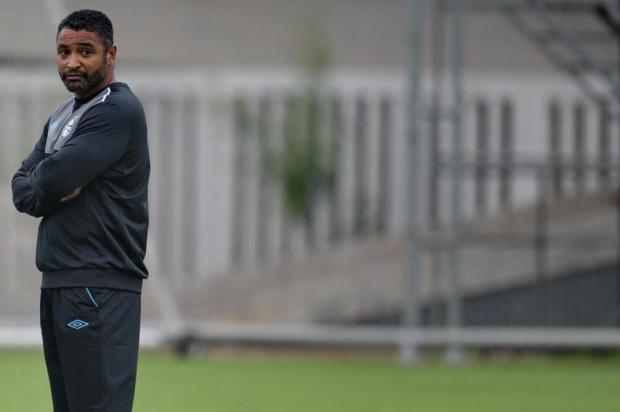 Grêmio buscará centroavante estrangeiro para Roger