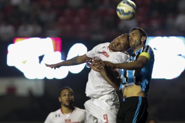 Menos vazada do Brasileirão em 2014, defesa do Grêmio agora assusta a torcida