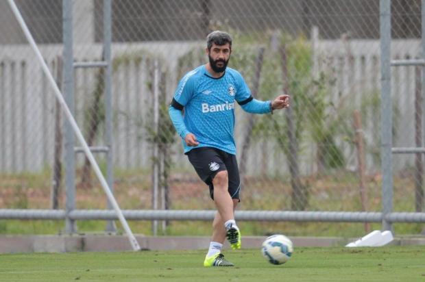 Em recuperação, Douglas e Galhardo correm no gramado