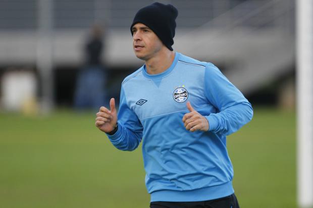 Giuliano faz tratamento para retornar ao time do Grêmio