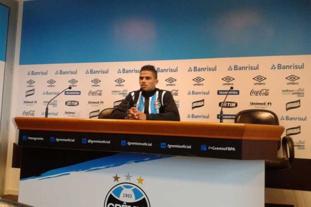 Lucas Ramon elogia Roger e se diz pronto para estreia como titular no Grêmio