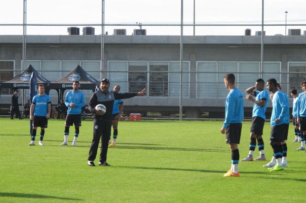 Antes de viagem, Roger comanda treino de movimentação e finalizações