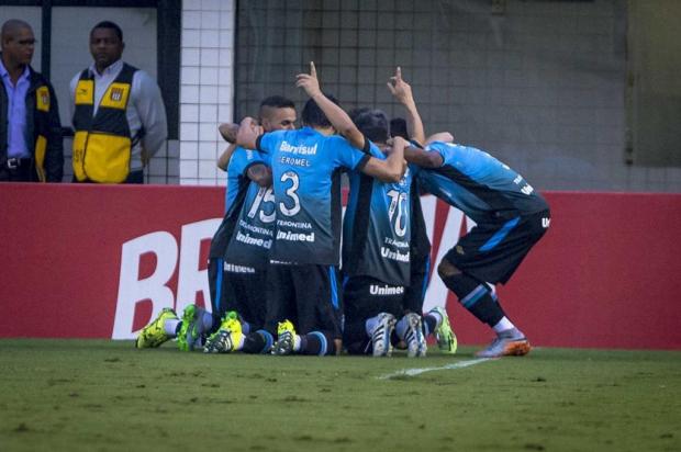 Grêmio faz 3 a 1 no Santos e chega à liderança provisória do Brasileirão