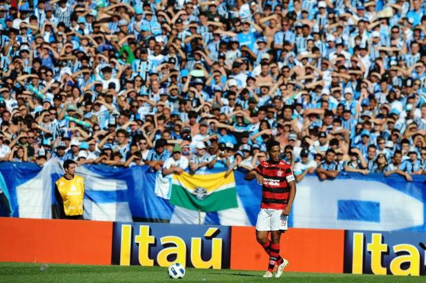 Falha de Victor, ira e êxtase no Olímpico: relembre os jogos de Ronaldinho contra o Grêmio