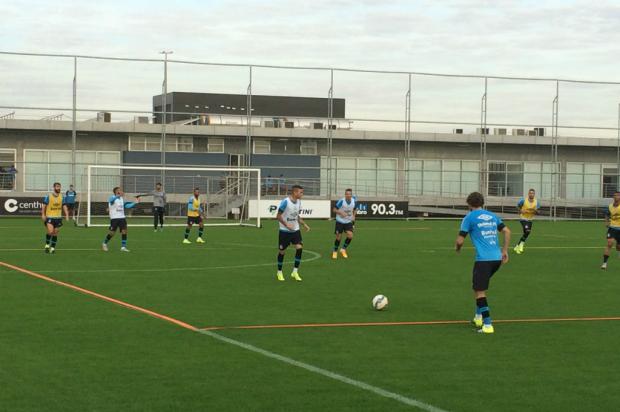 Roger utiliza quatro goleiras para treinar finalizações