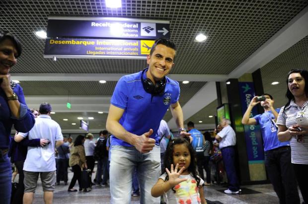 Menina de três anos recepciona jogadores e canta música do Grêmio