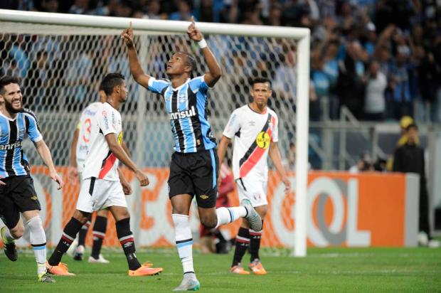 Com golaço de Galhardo, Grêmio vira e vence o Joinville na Arena