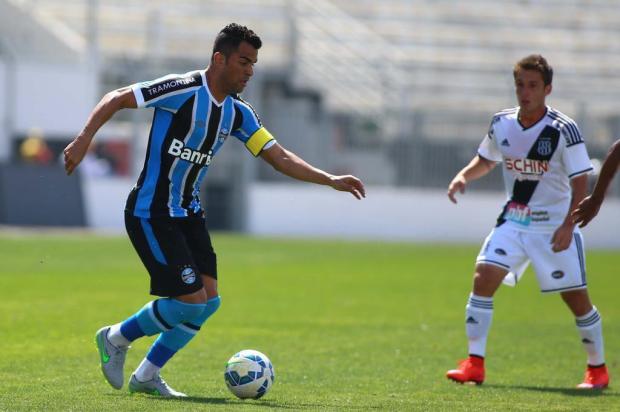 Com suspeita de lesão muscular, Maicon será reavaliado nesta segunda-feira