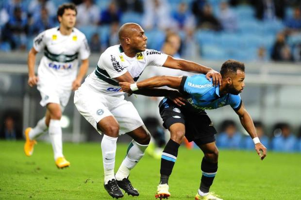 Técnico do Coritiba afirma que usou estratégia para cansar o Grêmio
