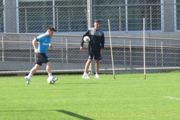 FOTO: com volta prevista para outubro, Ramiro treina com bola