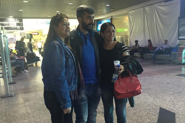 Sorridentes, jogadores do Grêmio atendem torcedores em embarque
