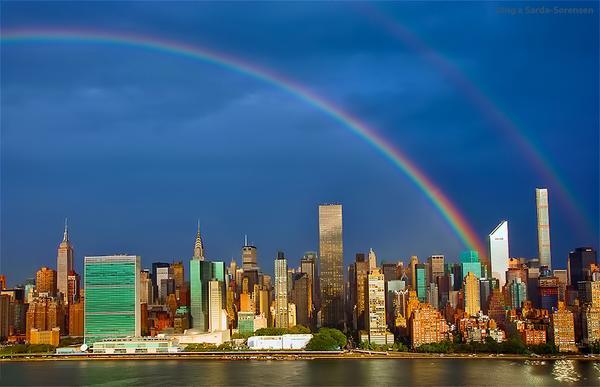 Um dia antes do "11 de Setembro" completar 14 anos, arco-íris surge no local onde estavam as torres gêmeas Reprodução / Twitter @isardasorensen / Um dia antes do "11 de Setembro" completar 14 anos, arco-íris surge no local onde estavam as torres gêmeas Reprodução / Twitter @isardasorensen /