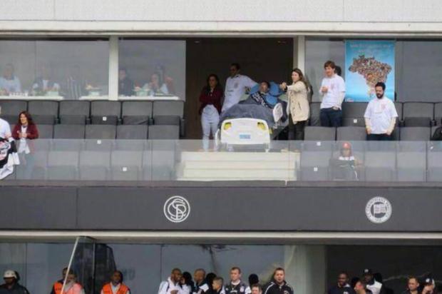 Torcedor vai ao Itaquerão em cama hospitalar e é homenageado por Tite