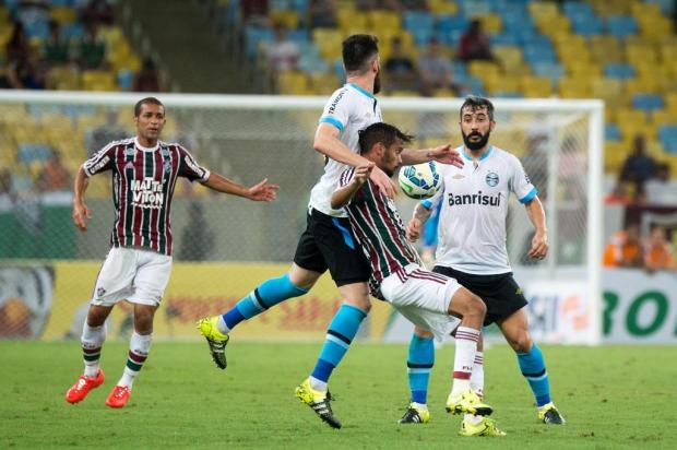 Caiu na rede: Douglas é flagrado fazendo xixi no gramado do Maracanã