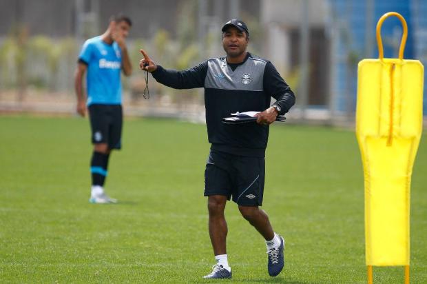 Mestre em cruzamentos, Roger dá aula aos laterais do Grêmio